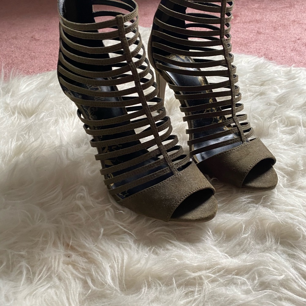 Shoes - Picture 2 of 3